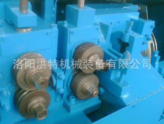 Straightening and cutting machine